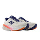 Et par New Balance FreshFoam 860 v15 Dame løbesko i Sea Salt/Blue Oyster med lilla snørebånd, lilla inderside, orange og lilla detaljer på sålen og et stort N-logo på siden.