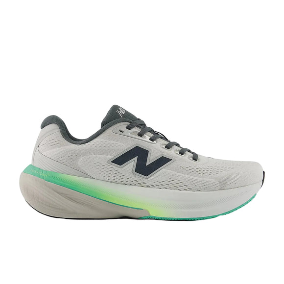 Et sidebillede af New Balance FreshFoam 860 v15, Herre, i Reflection/Graphite viser en hvid løbesko med grå og sorte detaljer, et fedt sort "N"-logo og en tyk sål, der blander hvid, grøn og blågrøn for optimal stabilitet.
