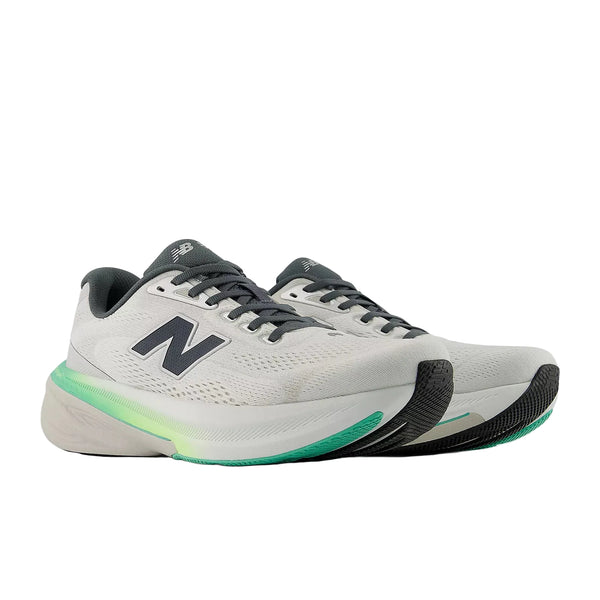 Et par New Balance FreshFoam 860 v15 herre løbesko i Reflection/Graphite, med sorte N-logoer, grønne og sorte såldetaljer og grå snørebånd, er placeret side om side for optimal stabilitet, let vendt mod højre.
