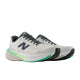 Et par New Balance FreshFoam 860 v15 herre løbesko i Reflection/Graphite, med sorte N-logoer, grønne og sorte såldetaljer og grå snørebånd, er placeret side om side for optimal stabilitet, let vendt mod højre.