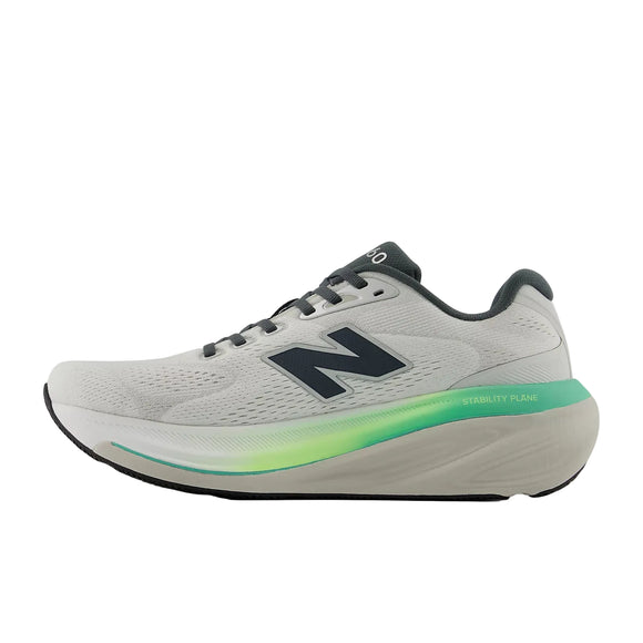New Balance FreshFoam 860 v15 løbesko herre i Reflection/Graphite har en hvid overdel, sort N-logo, grøn stabilitetsplade i mellemsålen for ekstra stabilitet, sort ydersål og snørebånd - alt sammen vist i en slank sideprofil.