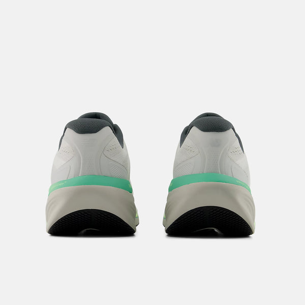Bagside af New Balance FreshFoam 860 v15, Herre, Reflection/Graphite løbesko med hvid overdel, lysegrønne hældetaljer og grå såler, vist side om side på en almindelig hvid baggrund for stabilitet og stil.