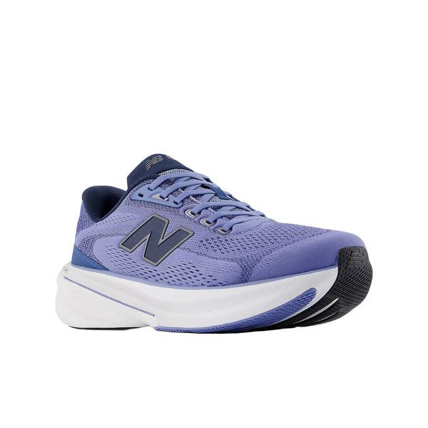 En enkelt New Balance FreshFoam 860 v15 herre løbesko i Fairweather Blue/Nb Navy, der er designet til stabilitet med en sort sål og hvid mellemsål, vises på en hvid baggrund.