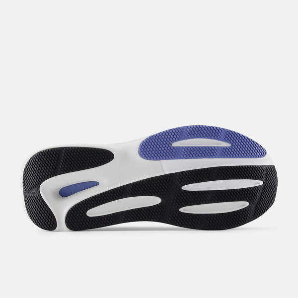 Billedet viser sålen på New Balance FreshFoam 860 v15, Herre, Fairweather Blue/NB Navy, med sort, hvid og blå tekstureret gummi og tre lange hvide riller for stabilitet og greb.