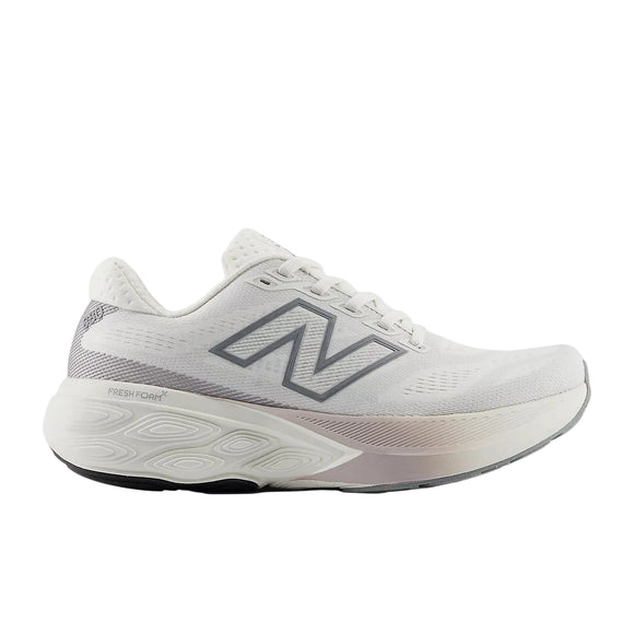 En New Balance FreshFoam 880 v15 Dame løbesko i farven Sea Salt/Slate Grey vises fra venstre sideprofil med logo på siden og grå sål mod en hvid baggrund.