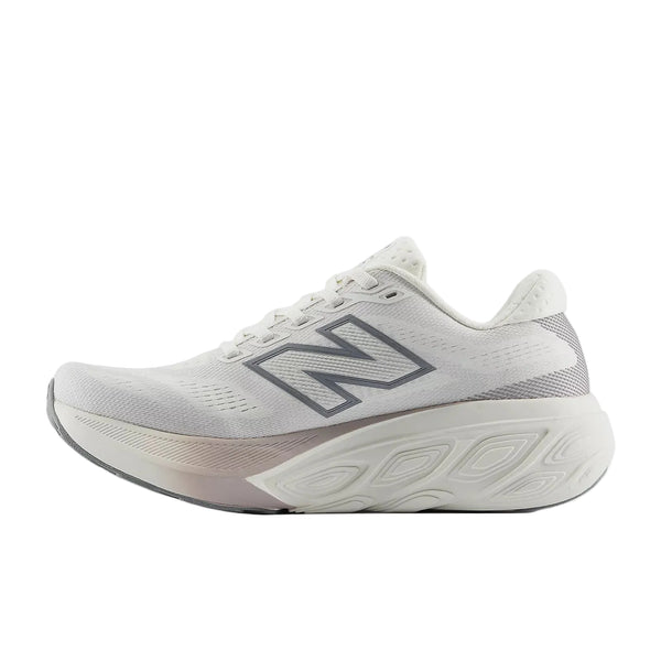 En New Balance FreshFoam 880 v15 Dame i Sea Salt/Slate Grey med mesh-overdel, gråt N-logo, tyk struktureret sål og snørelukning vises fra siden på en ensfarvet baggrund.