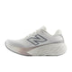 En New Balance FreshFoam 880 v15 Dame i Sea Salt/Slate Grey med mesh-overdel, gråt N-logo, tyk struktureret sål og snørelukning vises fra siden på en ensfarvet baggrund.