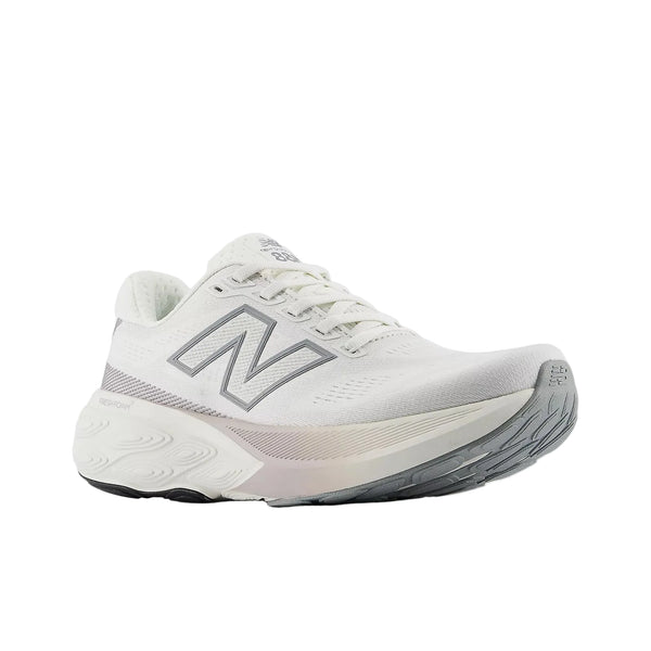 New Balance FreshFoam 880 v15 Dame i Sea Salt/Slate Grey har en hvid overdel, sølvfarvet N-logo, tyk støddæmpet sål og grå slidbane, der vises i en vinkel på en almindelig hvid baggrund.