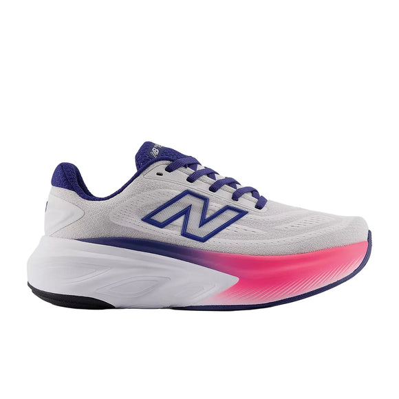 New Balance FreshFoam More v6 løbesko dame i Reflection/Blue Oyster/Pink Heat har et hvidt ydre, lilla indre, blåt N-logo, lilla-hvide snørebånd og en tyk hvid sål med pink og lilla gradient-accenter for komfort og stil.