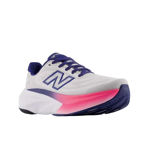 New Balance FreshFoam More v6 løbesko dame i Reflection/Blue Oyster/Pink Heat har en tyk sål, blå snørebånd, en FreshFoam-mellemsål med blå og pink gradient, sort ydersål og et blåt N-logo på en almindelig hvid baggrund.