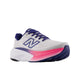New Balance FreshFoam More v6 løbesko dame i Reflection/Blue Oyster/Pink Heat har en tyk sål, blå snørebånd, en FreshFoam-mellemsål med blå og pink gradient, sort ydersål og et blåt N-logo på en almindelig hvid baggrund.