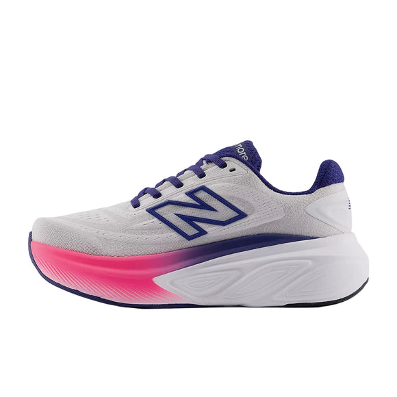 New Balance FreshFoam More v6 løbesko dame i Reflection/Blue Oyster/Pink Heat har en hvid bund, lilla detaljer, et fedt N-logo og en tyk hvid sål med rosa og lilla overgange ved tåen.