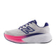 New Balance FreshFoam More v6 løbesko dame i Reflection/Blue Oyster/Pink Heat har en hvid bund, lilla detaljer, et fedt N-logo og en tyk hvid sål med rosa og lilla overgange ved tåen.