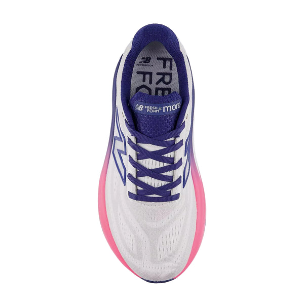 New Balance FreshFoam More v6 Dame i Reflection/Blue Oyster/Pink Heat har en overdel i hvid mesh med blå og lilla detaljer, lilla snørebånd, en tyk pink sål og en indersål mærket Fresh Foam X More.