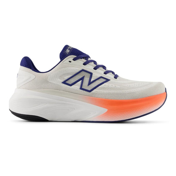 New Balance FreshFoam More v6 Herre i Reflection/Blue Oyster/Tangerine Heat har en tyk, kurvet sål, orangefarvet tå, blå detaljer og foring samt et stort blåt N-logo - designet til maksimal komfort til enhver løbesko herre.