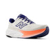 New Balance FreshFoam More v6 løbesko herre i Reflection/Blue Oyster/Tangerine Heat har en hvid overdel, lilla N-logo og snørebånd, tyk hvid sål og orangefarvet tå. Designet til maksimal komfort og vist vinklet på en hvid baggrund.