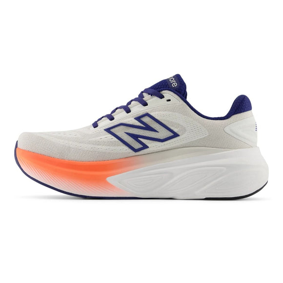 En New Balance FreshFoam More v6 herre i Reflection/Blue Oyster/Tangerine Heat har en hvid overdel, blåt logo, mørkeblå detaljer og en skulpturel orangefarvet sål med tåkurve for maksimal komfort, vist fra venstre side.