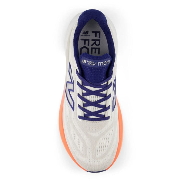 New Balance FreshFoam More v6 løbesko herre i Reflection/Blue Oyster/Tangerine Heat med blå og lilla detaljer, orange ydersål, blå snørebånd og FreshFoam More v6-branding for maksimal komfort.