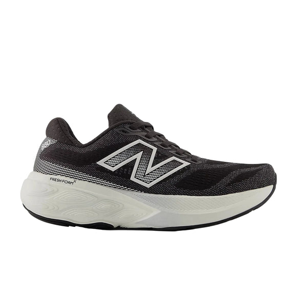 New Balance FreshFoam 880 v15 Dame i Black Cement/Sea Salt/Silver Metallic har en støddæmpet hvid sål, sorte snørebånd og et fedt hvidt N-logo på en almindelig hvid baggrund.