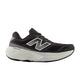 New Balance FreshFoam 880 v15 Dame i Black Cement/Sea Salt/Silver Metallic har en støddæmpet hvid sål, sorte snørebånd og et fedt hvidt N-logo på en almindelig hvid baggrund.