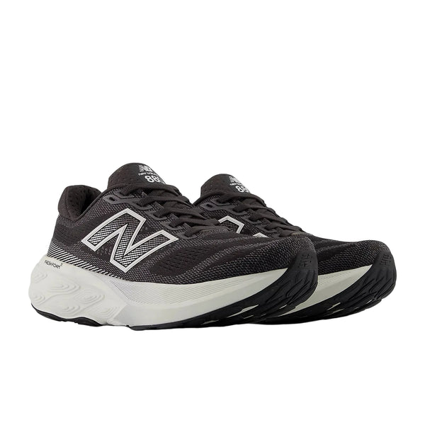 Et par sorte New Balance FreshFoam 880 v15 Dame sko i Black Cement/Sea Salt/Silver Metallic, med hvide såler og hvide N-logoer på siderne, vist på en almindelig lysegrå baggrund.