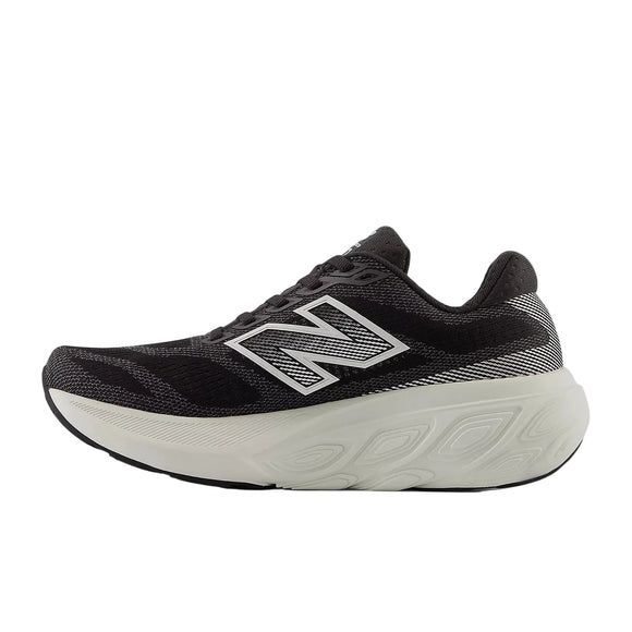 En New Balance FreshFoam 880 v15 løbesko dame i Black Cement/Sea Salt/Silver Metallic, med en tyk, struktureret sål og et stort N-logo, vist i venstre profil mod en almindelig hvid baggrund.