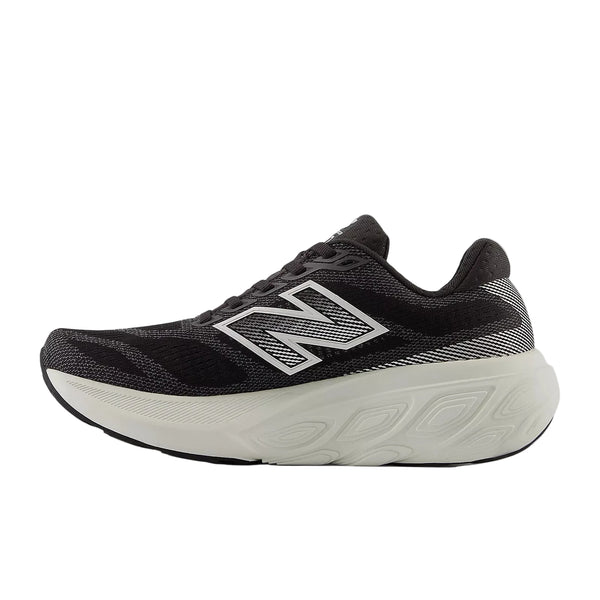 En New Balance FreshFoam 880 v15 løbesko dame i Black Cement/Sea Salt/Silver Metallic, med en tyk, struktureret sål og et stort N-logo, vist i venstre profil mod en almindelig hvid baggrund.