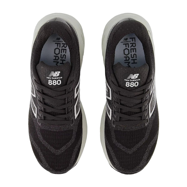 Et par sorte FreshFoam 880 v15 dame løbesko fra New Balance i Black Cement/Sea Salt/Silver Metallic set ovenfra, med Fresh Foam-branding på indersålerne og ikoniske hvide N-logoer på siderne.