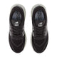 Et par sorte FreshFoam 880 v15 dame løbesko fra New Balance i Black Cement/Sea Salt/Silver Metallic set ovenfra, med Fresh Foam-branding på indersålerne og ikoniske hvide N-logoer på siderne.