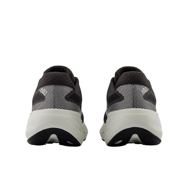 Et par New Balance FreshFoam 880 v15 Dame i Black Cement/Sea Salt/Silver Metallic er vist bagfra på en hvid baggrund med tykke såler med sorte hæle og stilfulde stribede overdele.