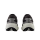Et par New Balance FreshFoam 880 v15 Dame i Black Cement/Sea Salt/Silver Metallic er vist bagfra på en hvid baggrund med tykke såler med sorte hæle og stilfulde stribede overdele.