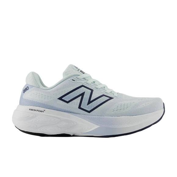 New Balance FreshFoam 880 v15 Dame i Glint Blue/NB Navy har en overdel i lyseblå mesh, hvid sål, navy N-logo og er vist på en almindelig hvid baggrund.