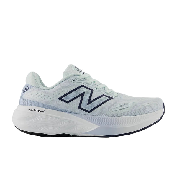 New Balance FreshFoam 880 v15 Dame i Glint Blue/NB Navy har en overdel i lyseblå mesh, hvid sål, navy N-logo og er vist på en almindelig hvid baggrund.