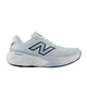 New Balance FreshFoam 880 v15 Dame i Glint Blue/NB Navy har en overdel i lyseblå mesh, hvid sål, navy N-logo og er vist på en almindelig hvid baggrund.