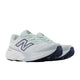 Et par New Balance FreshFoam 880 v15 Dame løbesko i Glint Blue/Nb Navy med hvide mellemsåler, sorte ydersåler og mørkeblå N-logoer på siderne, vist på en almindelig hvid baggrund.