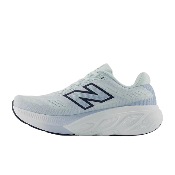 A FreshFoam 880 v15 dame løbesko fra New Balance i Glint Blue/Nb Navy med tyk hvid sål, mesh overdel og stort mørkeblåt N-logo, ses fra venstre side mod en hvid baggrund.