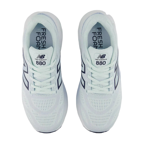 Et top-down billede af New Balance FreshFoam 880 v15 Dame løbesko i Glint Blue/Nb Navy med hvide snørebånd, sorte logodetaljer og "Fresh Foam" trykt i sort på indersålerne.