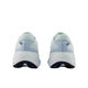 Et par Glint Blue/Nb Navy New Balance FreshFoam 880 v15 damesko, set bagfra, viser "880" på hælen og har hvide såler med mørkeblå accenter nedenunder.