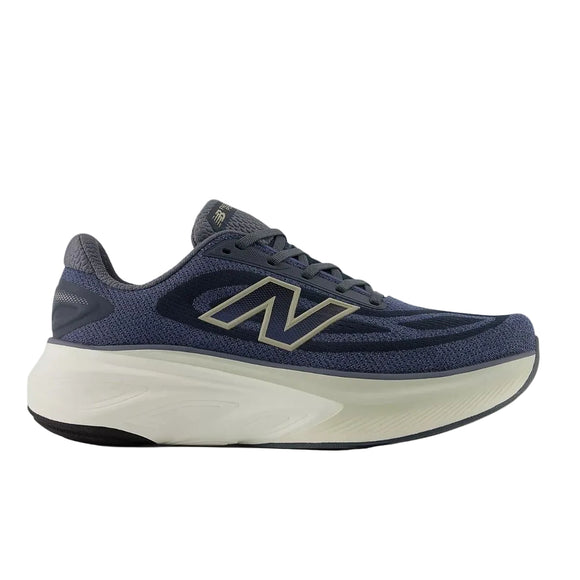 New Balance FreshFoam More v6 Herre i Graphite/Vintage Indigo/Shipyard har en tyk hvid sål, overdel i mesh og et fedt sølvfarvet N-logo for maksimal komfort, her set fra siden.