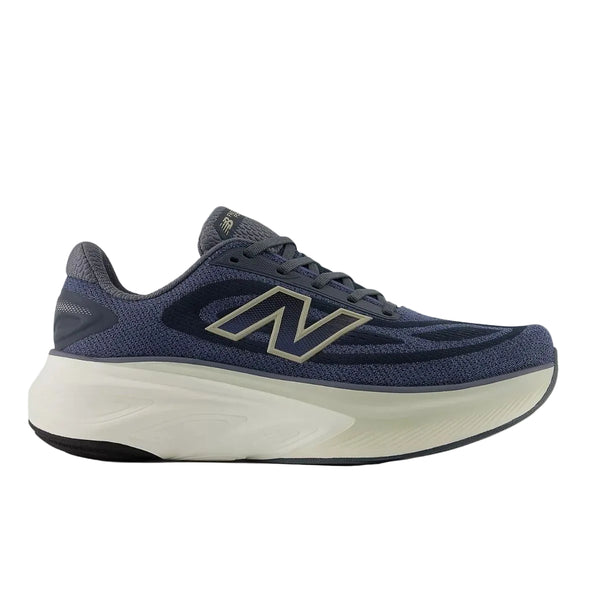 New Balance FreshFoam More v6 Herre i Graphite/Vintage Indigo/Shipyard har en tyk hvid sål, overdel i mesh og et fedt sølvfarvet N-logo for maksimal komfort, her set fra siden.