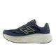 New Balance FreshFoam More v6 løbesko herre i Graphite/Vintage Indigo/Shipyard har en tyk hvid sål, grå og blå detaljer og et stort N-logo, der er designet til maksimal komfort, vist i sideprofil mod hvid baggrund.