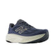 New Balance FreshFoam More v6 herre løbesko i Graphite/Vintage Indigo/Shipyard har et stort hvidt "N"-logo, tekstureret mesh-overdel og en tyk hvid/mørk sål. Designet til maksimal komfort og vist på hvid baggrund.