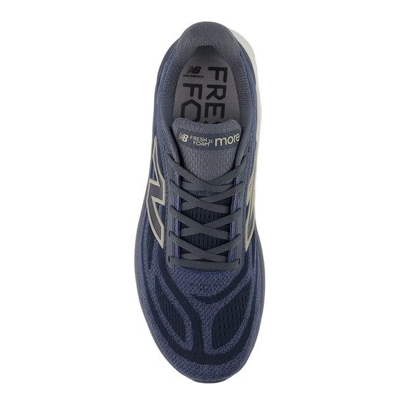 En enkelt New Balance FreshFoam More v6 herre løbesko i Graphite/Vintage Indigo/Shipyard, set fra oven, har snørelukning, mesh-overdel for maksimal komfort og "FreshFoam More v6" trykt på indersålen.