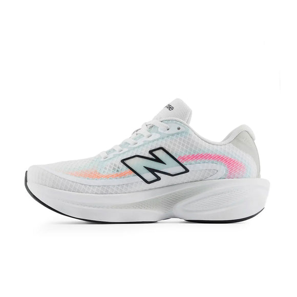 New Balance FreshFoam Ellipse, Dame, Hvid er en elegant sportsløbesko med en åndbar overdel i hvidt mesh, det ikoniske sorte N-logo, hvide snørebånd og en tyk, stødabsorberende sål. Diskrete lyserøde og orange detaljer på siden tilføjer et strejf af farve, mens den let strukturerede ydersål sikrer godt greb. Med FreshFoam Ellipse-teknologi, der giver overlegen komfort, er denne alsidige damesko perfekt til en aktiv livsstil.