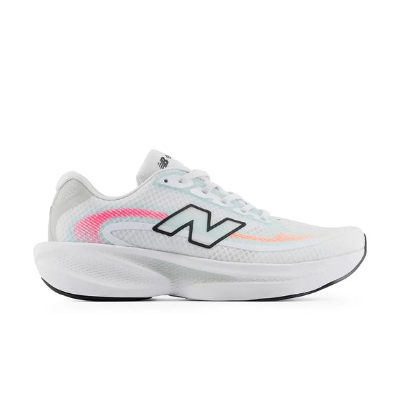 En hvid New Balance FreshFoam Ellipse-sneaker til mænd med overdel i mesh, tyk sål og flerfarvede detaljer i lyserødt og orange. På siden er der et stort N-logo med sort kontur, mens FreshFoam Ellipse-designet giver fremragende stødabsorbering – hvilket gør disse stilfulde og komfortable løbesko til et fremragende valg for enhver løber.