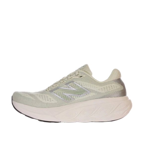 En lys beige New Balance Freshfoam 880 V15 Dame Mineral neutral løbesko med hvid sål, mesh-overdel, sølvdetaljer og N-logo på siden, vist fra siden på en hvid baggrund.