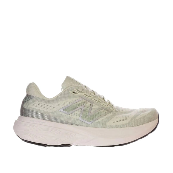 New Balance Freshfoam 880 V15 Dame i Mineral er en lys beige løbesko til kvinder med hvid sål, overdel i mesh, snørebånd og det ikoniske N-logo. Fotograferet fra siden på en hvid baggrund - en stilfuld mængdetræningssko til de daglige løbeture.