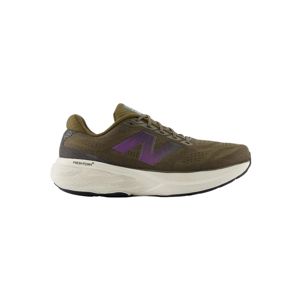 Et sidebillede af den olivengrønne New Balance Freshfoam 880 V15, Herre, Woodland viser et lilla N-logo, en hvid støddæmpende sål med Fresh Foam X nær hælen, en overdel i mesh og brune snørebånd.