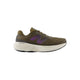 Et sidebillede af den olivengrønne New Balance Freshfoam 880 V15, Herre, Woodland viser et lilla N-logo, en hvid støddæmpende sål med Fresh Foam X nær hælen, en overdel i mesh og brune snørebånd.