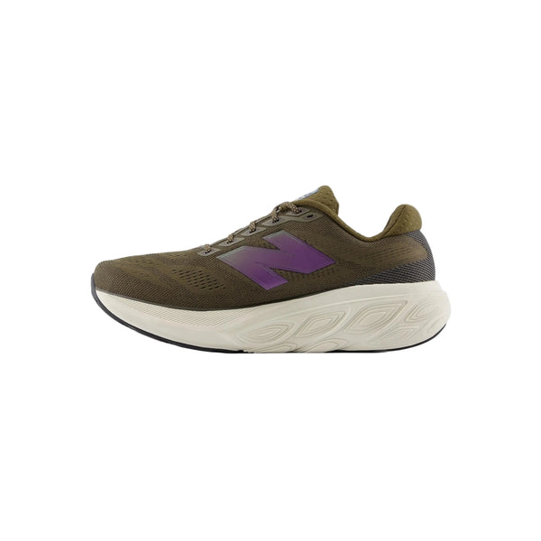 En enkelt olivengrøn New Balance Freshfoam 880 V15, Herre, Woodland sportssko med stødabsorbering, en tyk hvid sål og et stort lilla N-logo er vist i profil mod en hvid baggrund.